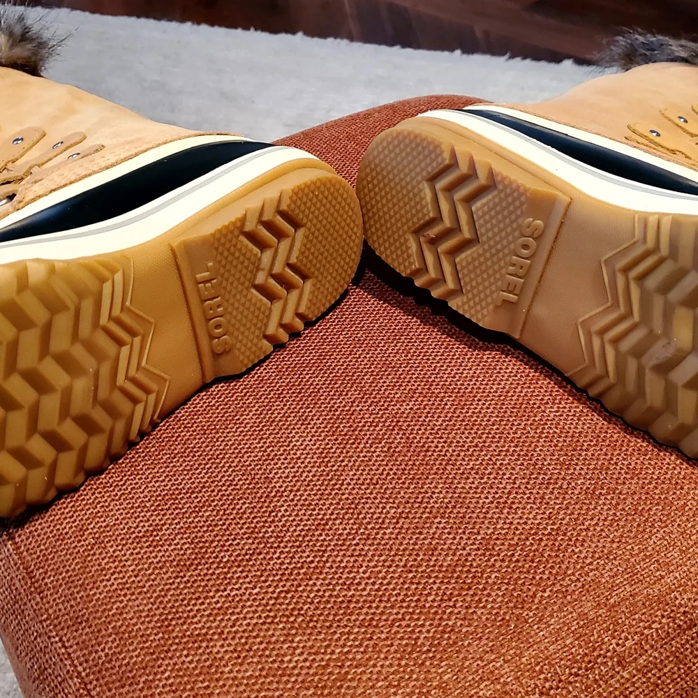 NWOT Sorel Tan and Black Fur-Trimmed Winter Boots. - Picture 8 of 8